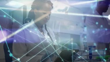 Kadın bilim adamı, laboratuvar bankında tablet ekranına tıklayarak araştırma ağını gösteriyor. Biyoteknoloji, yenilik, teknoloji, işbirliği, analitik, geleceksel, kesinlik