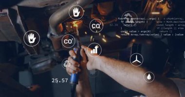 Asansör düğmesine basılı mekanik hizalama öğütücüsü AR güncellemeleri ile egzoz borusunu kesiyor. Teknoloji, kesinlik, yenilik, sanayi, mühendislik, robotik, sürdürülebilirlik