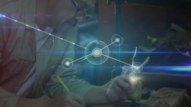 Kıdemli teknisyen akıllı telefon verilerini okuyor, AR ağı genişlerken laboratuarda ölçümleri kaydediyor. Yenilik, teknoloji, mühendislik, ağ, veri, kesinlik, çalışma alanı