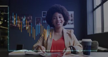 Ticari kullanıcı gülümsüyor, ok çizgilerini başlatıyor, çıktıları alıyor ve detaylara işaret ediyor. Profesyonel, veri analizi, modern, kurumsal, dijital, iş kadını, bilgi