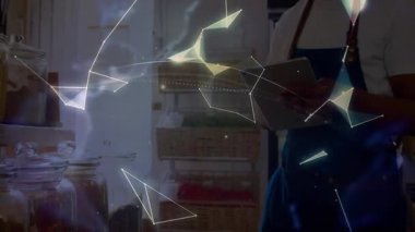 Mavi önlüklü bir adam tablet tıklatıyor ve dönen küreye dönüşen şekiller aracılığıyla kiler verilerini gösteriyor. Teknoloji, yenilik, veri, bağlantı, dijital, fütürist, analitik