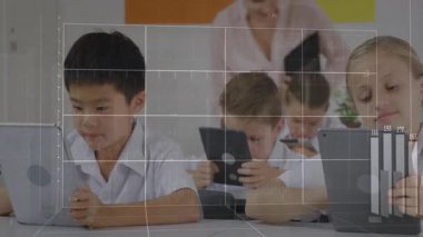 Öğrenciler sınıfta tabletlere tıklıyor, öğretmenler izlerken grafikler izleniyor. Eğitim, teknoloji, yenilik, okul, öğrenme, sınıf, dijital