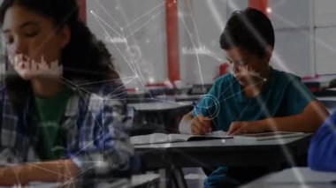 Sınıfta notlar yazan çocuğa odaklanan kamera paneli titreşimli veri örtüsü çalışmasına yardım ediyor. Eğitim, öğrenme, teknoloji, odaklanma, konsantrasyon, işbirliği, gençlik