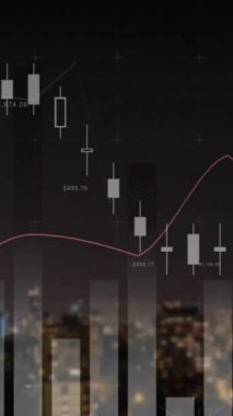 Şehir manzarası üzerinde finansal veri işleme animasyonu. Küresel finans, iş, bağlantılar, hesaplama ve veri işleme kavramı dijital olarak oluşturulmuş video.