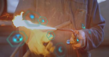 Kaynak ucu yerleştiriliyor, kaynak yapmak için yüzen altıgen simgelerle alev ve akort vanası yerleştiriliyor. Sanayi, zanaat, kesinlik, güvenlik, yenilik, dayanıklılık, dayanıklılık