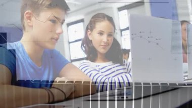 Dizüstü bilgisayarında yazı yazan akran izleme ve eğitim için güncellenen animasyon çizelgesi olan bir kız öğrenci. İşbirliği, yenilik, teknoloji, öğrenme, dijital, analiz, iletişim