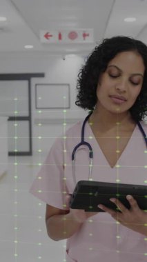 Kafkas doktorunun hastanedeki veri işleme animasyonu. Küresel sağlık, bilim, tıp, araştırma, bilgisayar ve veri işleme kavramı dijital olarak oluşturulmuş video.