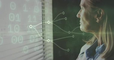 Kıdemli bilim adamı jaluzilerde ağı gözlemliyor, tablet çerçeveye giriyor ve teknoloji laboratuarındaki verileri analiz ediyor. Teknoloji, yenilik, analitik, görselleştirme, dijital, profesyonel, fütürist