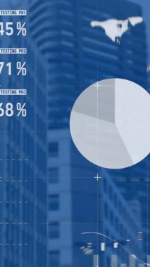 Yüksek binaların görünümüne karşı istatistiksel veri işleme animasyonu. Bilgisayar arayüzü ve iş veri teknolojisi kavramı