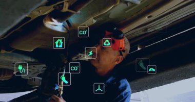 Otomotiv teknisyeni arabanın altında gaz vanası açıyor ve emisyon ölçümlerini göstermek için egzoz borusunu kesiyor. Sanayi, mekanik, yenilik, sürdürülebilirlik, mühendislik, araçlar, çevre