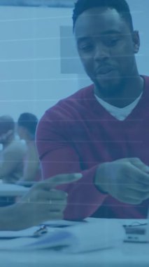 Ofisteki çeşitli iş adamları üzerinde finansal veri işleme animasyonu. Küresel finans, iş, bağlantılar, hesaplama ve veri işleme kavramı dijital olarak oluşturulmuş video.