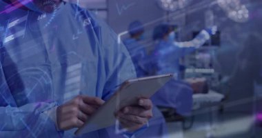 Baş cerrah hayati bulguları gözden geçirmek için tablet ekranı aşırıyor ve animasyon çizelgeleri hazırlıyor. Tıbbi, sağlık, teknoloji, yenilik, takım çalışması, klinik, tanı