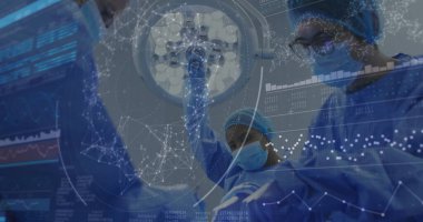 Ameliyat odasındaki cerrahi ışık ekibini hasta örtüsü ve monitörlerle ayarlıyorum. Klinik, sağlık, kesinlik, yenilik, takım çalışması, tanı, kısır