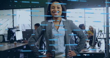 Ayakta duran iş kadını, monitörler ve veri örtüsüyle açık planlı ofise olan güveni yansıtıyor. Profesyonel, teknoloji, takım çalışması, modern, işbirlikçi, dijital, çalışma alanı