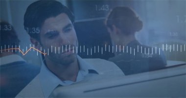 Mavi gömlekli adam, ofis monitörlerindeki canlı verileri inceleyerek dalga boyu örtüşen, kopyalama alanı ile çalışıyor. İşbirliği, analitik, teknoloji, profesyonellik, ofis, dijital, çalışma alanı