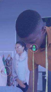 Ofisteki çeşitli iş adamları üzerinde simgelerin canlandırılması. Küresel iş, bilgisayar ve dijital arayüz kavramı dijital olarak oluşturulmuş video.