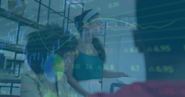 Sunucu iş arkadaşına yaklaşıyor, notları çeviriyor ve hareketlerin ardından finans tablolarını canlandırıyor. İşbirliği, takım çalışması, veri analizi, profesyonel, modern, iletişim, üretkenlik