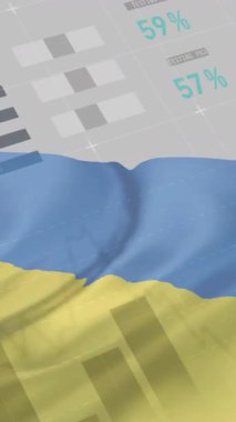 Ukrayna bayrağı üzerinde finansal veri işleme animasyonu. Küresel iş, finans, hesaplama, dijital arayüz ve veri işleme kavramı dijital olarak oluşturuldu.