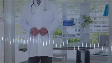 Doktor, muayenehanedeki cam tepeli masada portakal çizgisi çizelgesini inceleyip gülüyor. Profesyonel, analitik, modern, sağlık hizmetleri, kurumsal, olumlu, değerlendirmeli