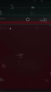 Güvenlik kilidi simgesi ve mikroişlemci bağlantılarına karşı birden fazla değişen numara ve harf. siber güvenlik teknolojisi kavramı