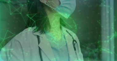 Kadın doktorun kafa kaldırma gözlüğünü yüze doğru çevirmesi dijital sağlık haritasının ortasındaki yerini sağlamlaştırıyor. Tıbbi, sağlık, teknoloji, profesyonel, teşhis, yenilik, güvenlik