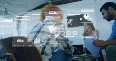 İş toplantısı sırasında tableti tıklattıktan sonra ortaya çıkan animasyon çizelgelerini analiz eden dört meslektaşım. İşbirliği, takım çalışması, yenilik, veri analizi, modern ofis, dijital araçlar, iş stratejisi