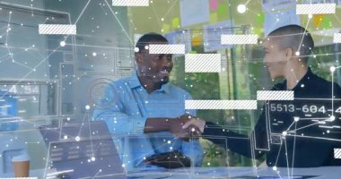 Tablet tutan adam, kadınla tokalaşmaya başlıyor. Ağ, iş anlaşmasını doğruluyor. Şirket, ortaklık, işbirliği, dijital, iletişim, mesleki, anlaşma