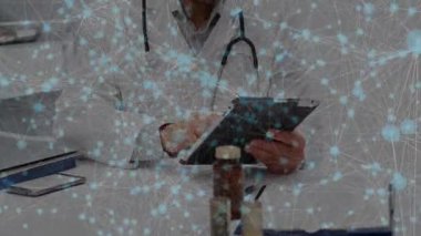 Doktor tablet ekranını tıklatıyor ve hasta verilerini üst üste koyup sırıtarak güncelliyor. Tıbbi, teknoloji, yenilik, sağlık, dijital, profesyonel, veri