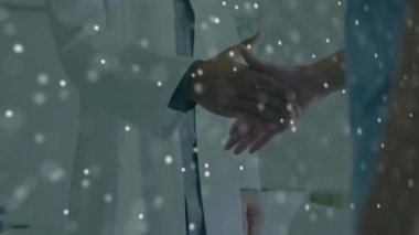 Kadın doktor, erkek hastaya elini uzatıyor. El sıkışma başlıyor. Sağlık veri alışverişini görselleştiriyor. Tıbbi, sağlık, teknoloji, iletişim, ağ, dijital, işbirliği