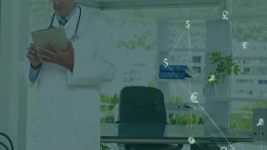 Erkek doktor tablet okuyor ve para birimi sembolleri ve grafik simgeleriyle finans ağı kuruyor. Tıbbi, teknoloji, finansal, veri, bağlantı, analiz, mesleki