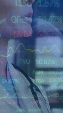 Kafkas kadın doktor üzerinde veri işleme animasyonu. Küresel tıp, teknoloji, veri işleme ve dijital arayüz kavramı dijital olarak oluşturulmuş video.