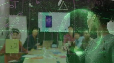 İş görüşmelerinde cam panoda holografik veri oluşturan sunucu şekiller çiziyor. İşbirliği, yenilik, teknoloji, bilgi, beyin fırtınası, takım çalışması, dijital