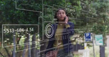 Profesyonel bir kadın kaldırımda yürürken telefon etmeye başlarken teknoloji güncellemeleriyle ilgili verileri tarıyor. Futuristik, teknoloji, kentsel, katılım, bağlantı, modern, yenilik