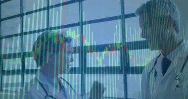 Kaplama zayıflıyor, tıbbi uzmanlar şamdanın düştüğünü ve analiz için parmağını kaldırdığını gösteriyor. Sağlık, takım çalışması, veri analizi, profesyonel, kentsel, tıbbi, işbirliği