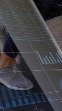 Koşu bandında koşan beyaz bir kadının veri işleme animasyonu. Küresel spor, bağlantılar ve veri işleme kavramı dijital olarak oluşturulmuş video.