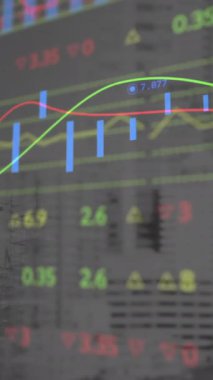 Vinç ve inşaat alanında finansal veri işleme animasyonu. küresel kalkınma, işletme, finans, dijital arayüz ve dijital olarak oluşturulan veri işleme kavramı.