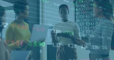 Dizüstü bilgisayarlarını sunucuya doğru çeviren meslektaşlar güncellenen hisse senedi istatistiklerini göstererek finans kararına rehberlik ediyorlar. Şirket, işbirliği, dijital, analitik, üretkenlik, profesyonel, takım çalışması