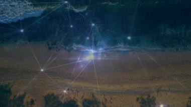 Yük hava görüntüsünde kıyı şeridi görünüyor, dijital ağ titreşimi, yeniden şekillenme, ışıltı şeklinde çözülüyor. Deniz manzarası, bağlantı, fütüristik, soyut, teknoloji, dalga, görselleştirme