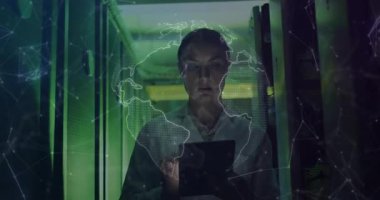 Bilgi işleme, veri merkezindeki ağ dinleme tabletini denetleyerek nabız çizgileriyle dönen bir dünya yaratıyor. Teknoloji, siber güvenlik, dijital, yenilik, profesyonel, ağ oluşturma, modern