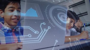 Erkek öğrenci dizüstü bilgisayarı tıklayarak ve yüksek çözünürlüklü eğitimle çizelgeleri başlatarak öğreniyor. Teknoloji, yenilik, öğrenme, dijital, eğitim, işbirliği, fütürizm