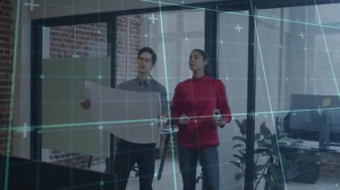 Mimari şebekeyi işaret eden ve tasarım anlaşmasını onaylarken planı ayarlayan iş arkadaşları. İşbirliği, yenilik, tasarım, takım çalışması, modern, profesyonel, beyin fırtınası