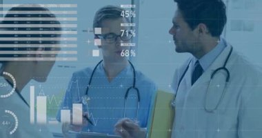 Tıbbi ekip tablet ve panodaki ölçümleri inceliyor. Konsültasyonda, yüzen grafikler başlatılıyor. Sağlık, analiz, işbirliği, teknoloji, tanı, yenilik, veri