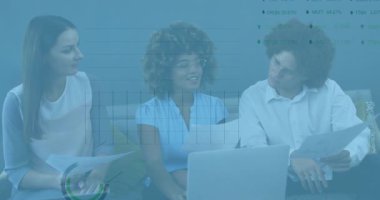 Üç iş arkadaşı kanepede oturuyor, pistleri tıkırdatıyor ve animasyon iş veri tablolarını başlatıyorlar. İşbirliği, takım çalışması, veri analizi, beyin fırtınası, modern ofis, profesyonel, dijital