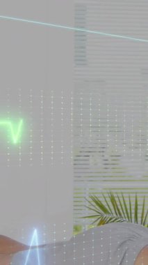 Kafkas kadın fizyoterapist üzerindeki kalp atış hızı monitörünün erkeklere masaj yapması. Fizyoterapi rehabilitasyonu ve tıbbi sağlık konsepti