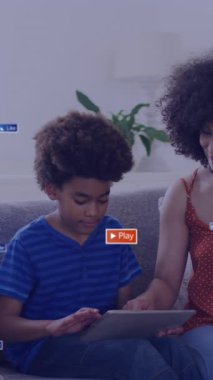 Anne, oğlunun evde dijital tablet kullanmasına yardım ediyor diye mesaj kutularındaki mesajların canlandırılması. Dijital bileşim, çoklu pozlama, bildirim, sosyal medya, aşk, birliktelik ve teknoloji.