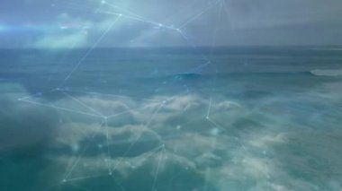 Denizin üzerinde maddeleşen soluk düğümler, titreşen ağlara doğru genişliyor, sakin denizi geri getirmek için çözülüyor. Dijital, teknoloji, yenilik, soyut, okyanussal, bağlantı, fütüristik