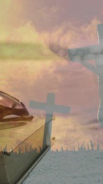 Gün batımı gökyüzü animasyonunun önünde çapraz siluetlerle gülümseyen adam. Neşe, maneviyat, umut, inanç, sükunet, ilham