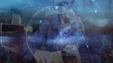 Craftsperson deri kaldırıyor, AR dünyasını veri düğümleriyle etkinleştiriyor, çizgileri sarı kalemle işaretliyor. Sanatçılık, zanaat, yenilik, teknoloji, atölye, kesinlik, yaratıcılık