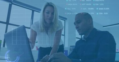 Meslektaşlar ekranı işaret eden dizüstü bilgisayarlara yaslanıyor, hisse senedi güncelleme yüzdeleri ile analiz ediyorlar. İş, takım çalışması, veri görselleştirme, finans, teknoloji, şirket, analiz