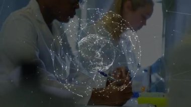 Kimyagerin not aldığı ve araştırmacıların deney şişesini incelediği verileri gösteren küre örtüsü. Araştırma, işbirliği, yenilik, sürdürülebilirlik, analitik, teknoloji, bilim